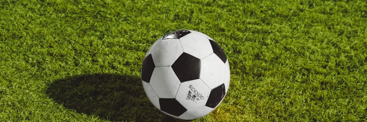 欧冠决赛焦点战足球场全景灯光璀璨盛况