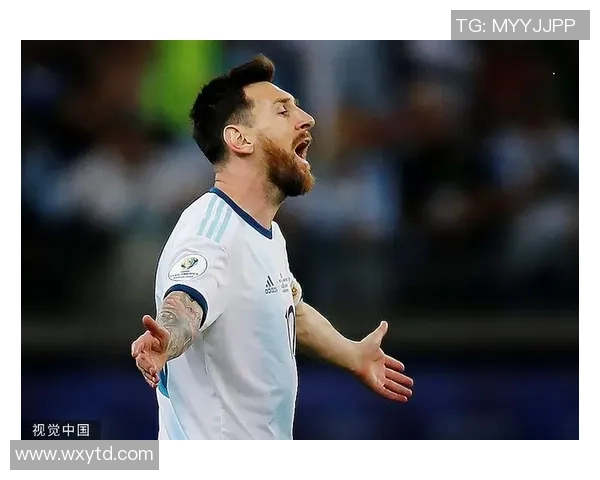 抱着足球后退的球星是谁？揭秘这一经典瞬间背后的故事