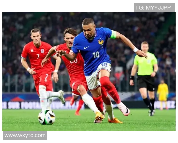 法国足球队历史上最伟大的球星是谁？