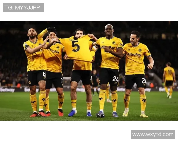 足球狼队球星闪耀英超赛场引领球队奋勇拼搏再创辉煌